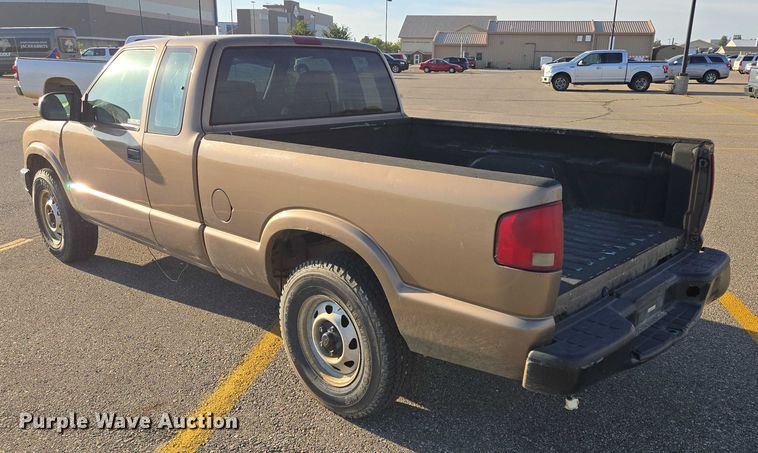 image for item DY1298 2003 Chevrolet S10 Ext. Cab pickup truck