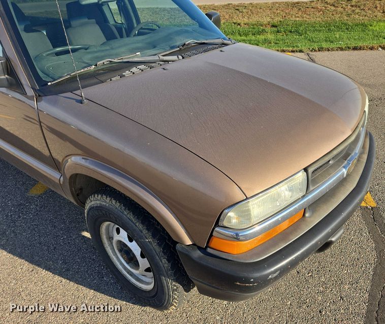 image for item DY1298 2003 Chevrolet S10 Ext. Cab pickup truck