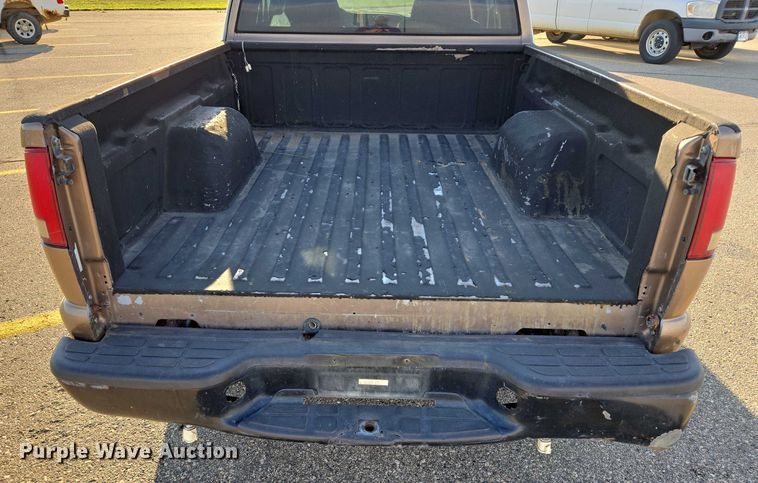 image for item DY1298 2003 Chevrolet S10 Ext. Cab pickup truck