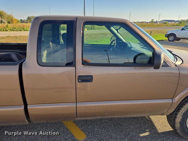 image for item DY1298 2003 Chevrolet S10 Ext. Cab pickup truck