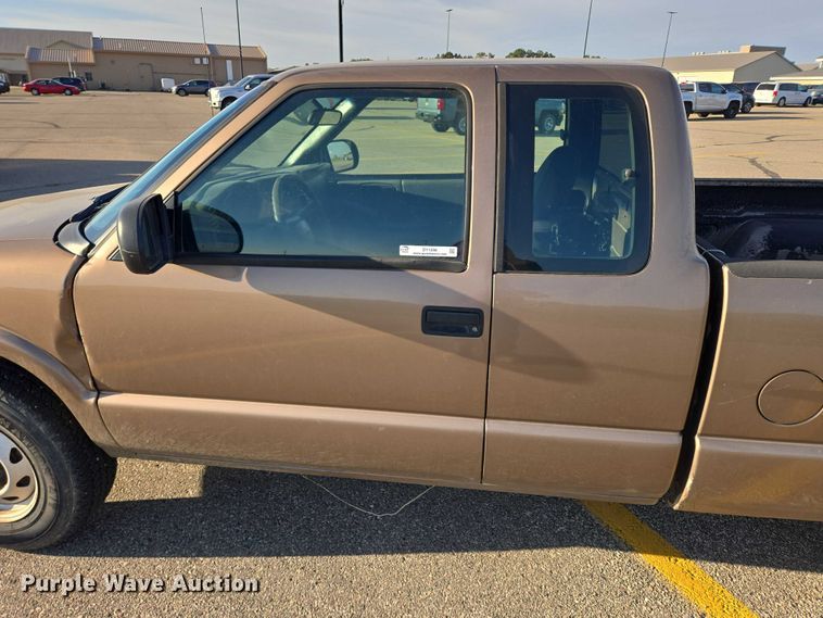 image for item DY1298 2003 Chevrolet S10 Ext. Cab pickup truck