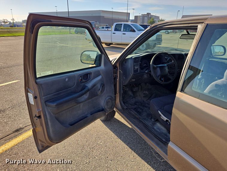 image for item DY1298 2003 Chevrolet S10 Ext. Cab pickup truck