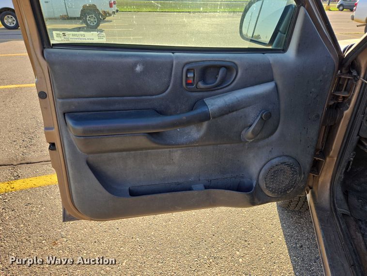 image for item DY1298 2003 Chevrolet S10 Ext. Cab pickup truck