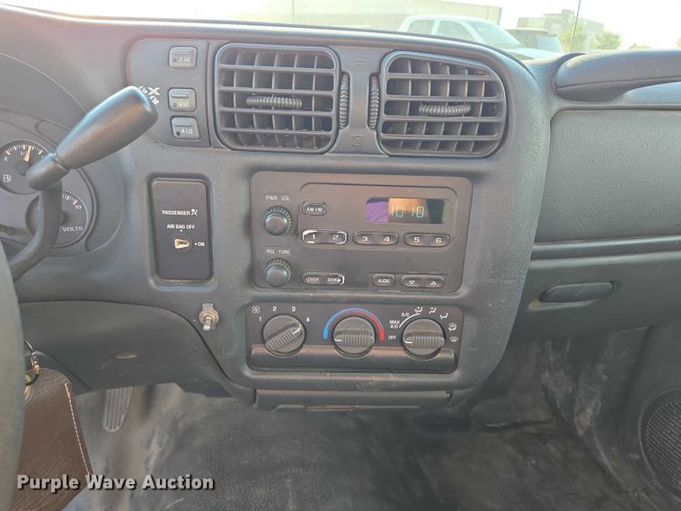 image for item DY1298 2003 Chevrolet S10 Ext. Cab pickup truck