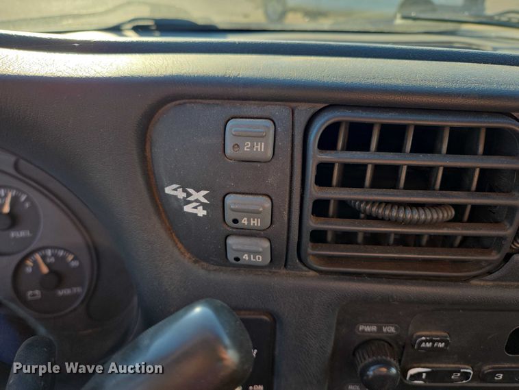 image for item DY1298 2003 Chevrolet S10 Ext. Cab pickup truck