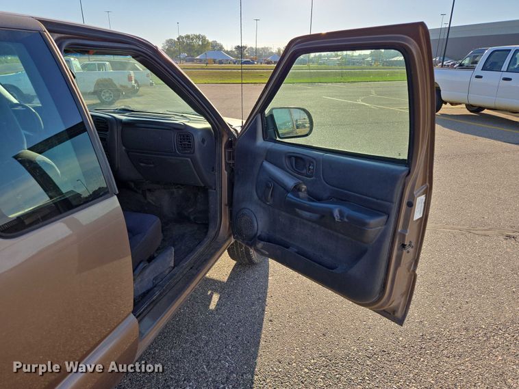 image for item DY1298 2003 Chevrolet S10 Ext. Cab pickup truck