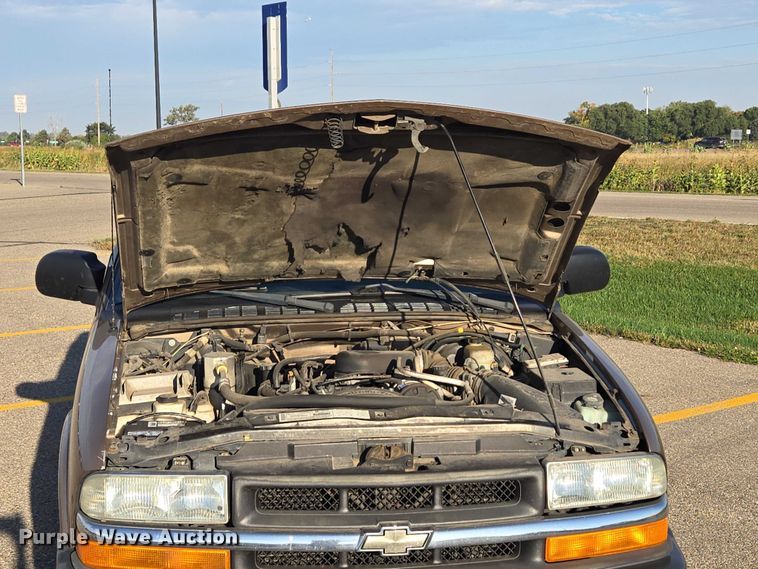 image for item DY1298 2003 Chevrolet S10 Ext. Cab pickup truck