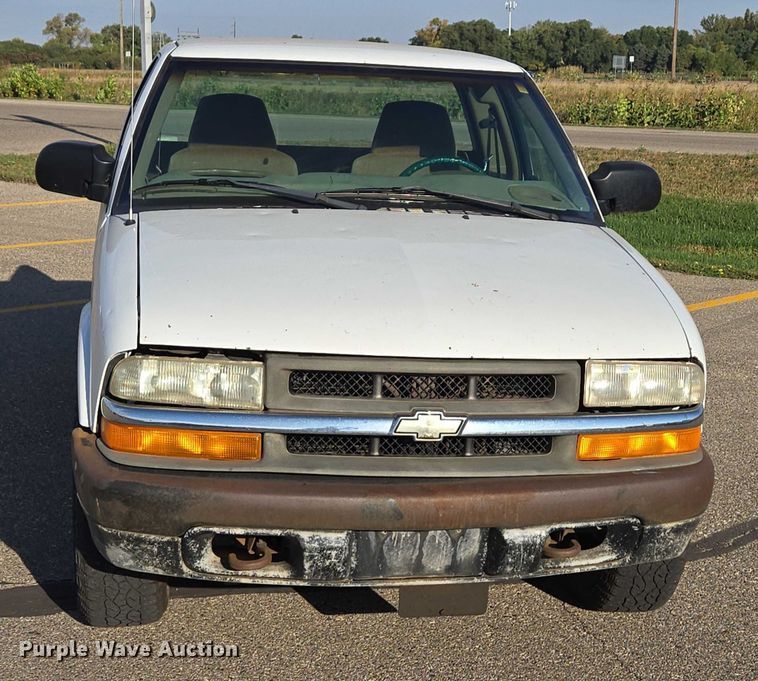 image for item DY1299 2001 Chevrolet S10 Ext. Cab pickup truck