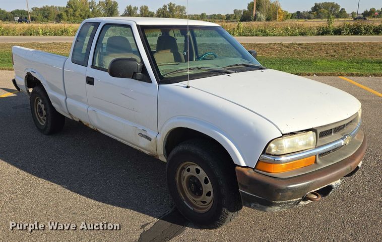 image for item DY1299 2001 Chevrolet S10 Ext. Cab pickup truck