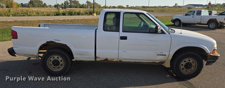 image for item DY1299 2001 Chevrolet S10 Ext. Cab pickup truck