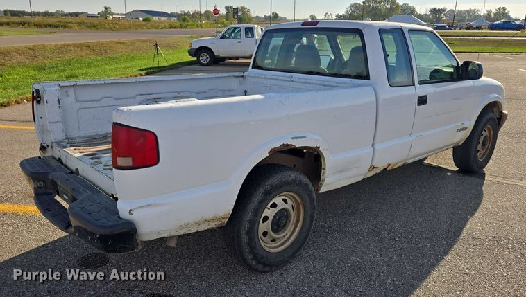 image for item DY1299 2001 Chevrolet S10 Ext. Cab pickup truck