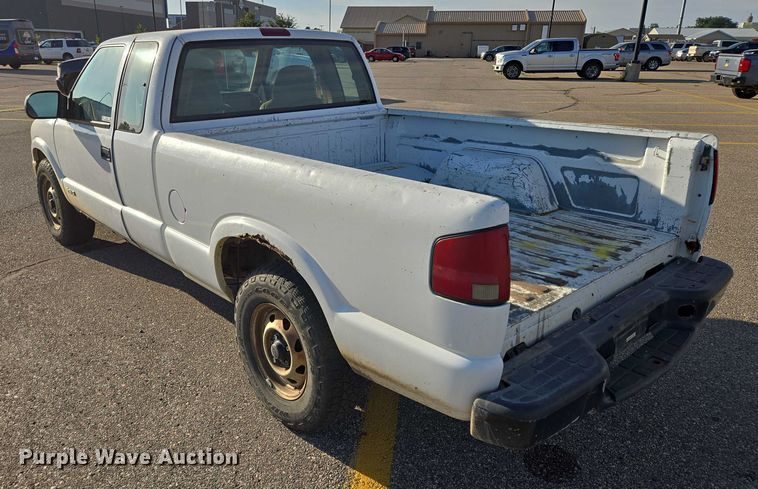 image for item DY1299 2001 Chevrolet S10 Ext. Cab pickup truck