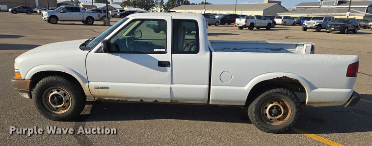 image for item DY1299 2001 Chevrolet S10 Ext. Cab pickup truck