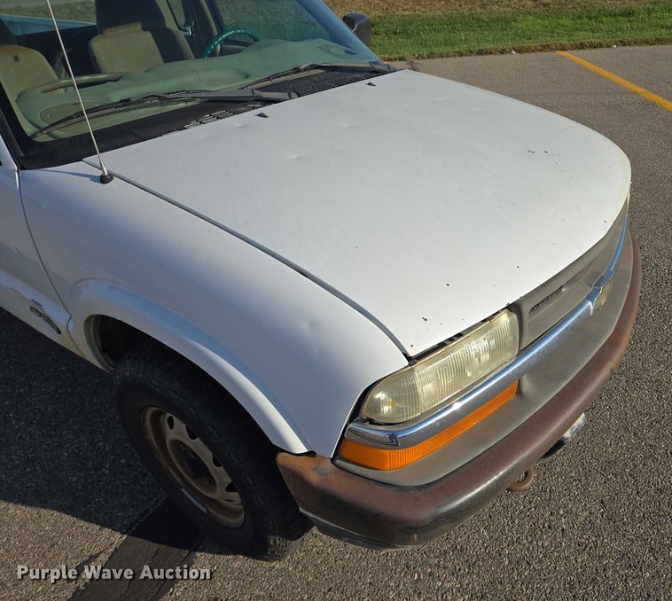 image for item DY1299 2001 Chevrolet S10 Ext. Cab pickup truck