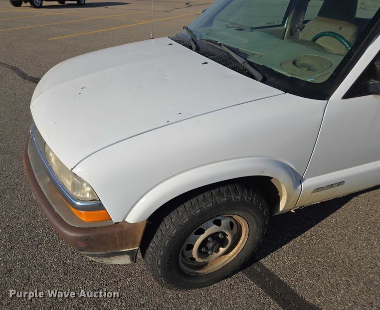 image for item DY1299 2001 Chevrolet S10 Ext. Cab pickup truck