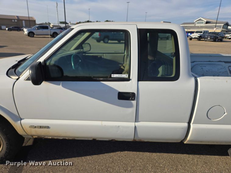 image for item DY1299 2001 Chevrolet S10 Ext. Cab pickup truck