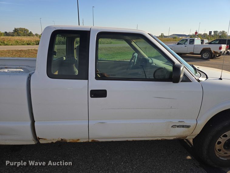 image for item DY1299 2001 Chevrolet S10 Ext. Cab pickup truck