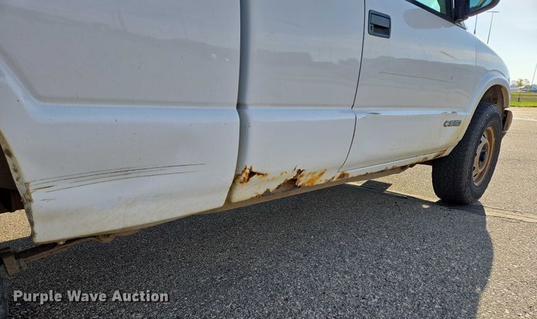 image for item DY1299 2001 Chevrolet S10 Ext. Cab pickup truck