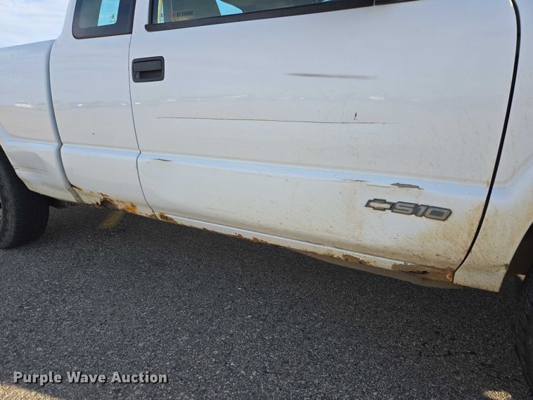 image for item DY1299 2001 Chevrolet S10 Ext. Cab pickup truck