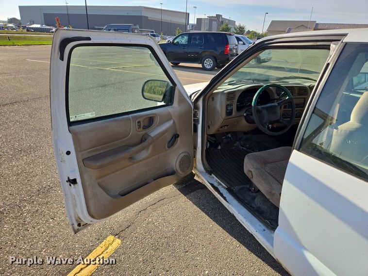 image for item DY1299 2001 Chevrolet S10 Ext. Cab pickup truck