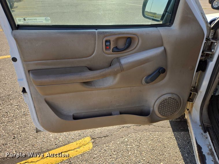 image for item DY1299 2001 Chevrolet S10 Ext. Cab pickup truck