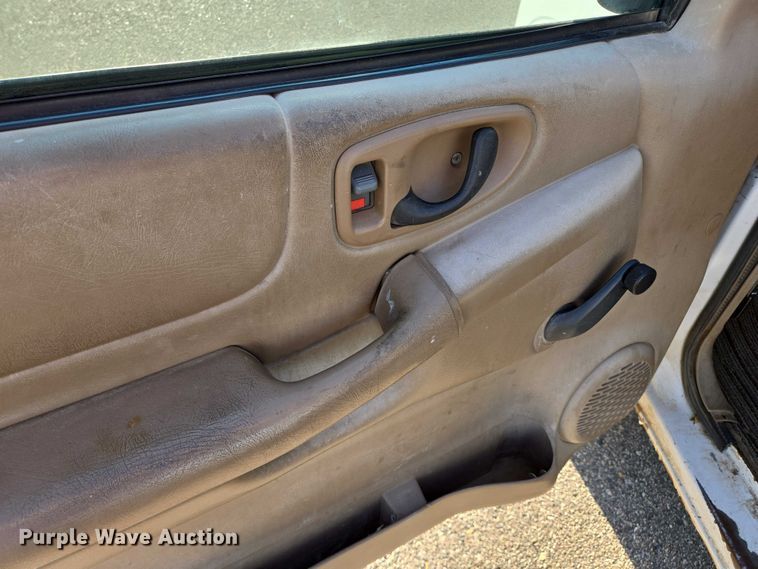 image for item DY1299 2001 Chevrolet S10 Ext. Cab pickup truck