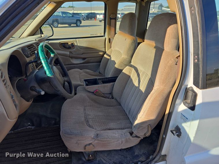 image for item DY1299 2001 Chevrolet S10 Ext. Cab pickup truck