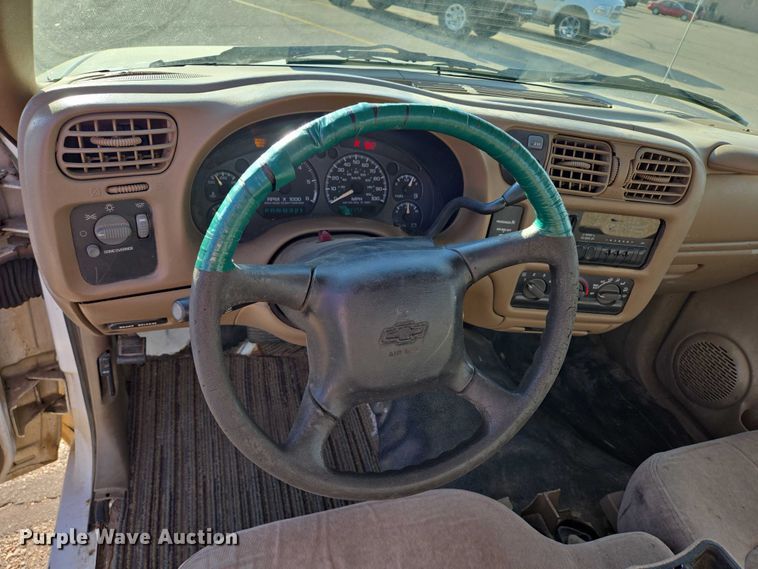 image for item DY1299 2001 Chevrolet S10 Ext. Cab pickup truck