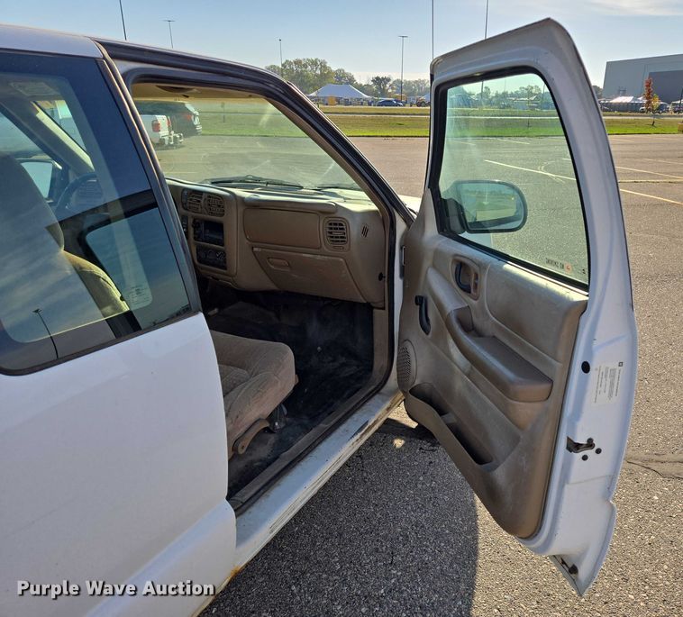 image for item DY1299 2001 Chevrolet S10 Ext. Cab pickup truck