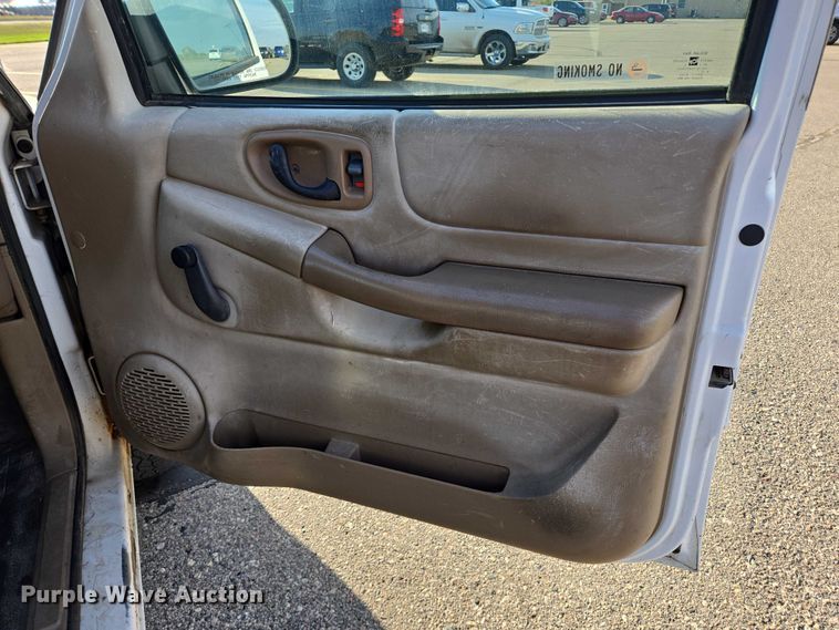 image for item DY1299 2001 Chevrolet S10 Ext. Cab pickup truck