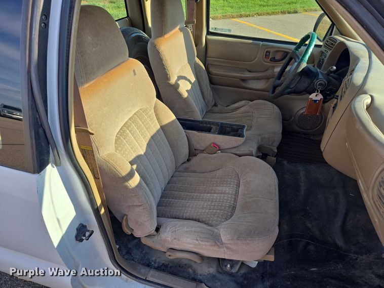 image for item DY1299 2001 Chevrolet S10 Ext. Cab pickup truck