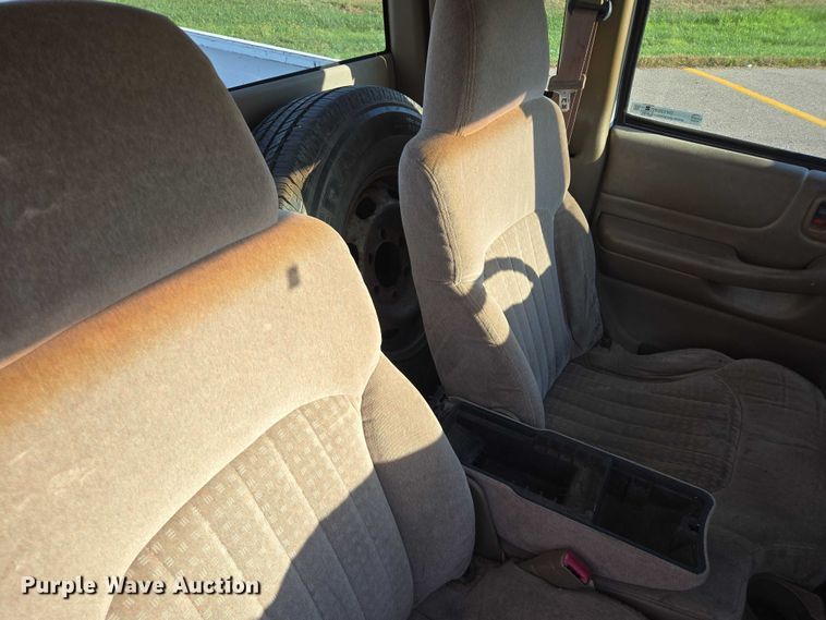 image for item DY1299 2001 Chevrolet S10 Ext. Cab pickup truck