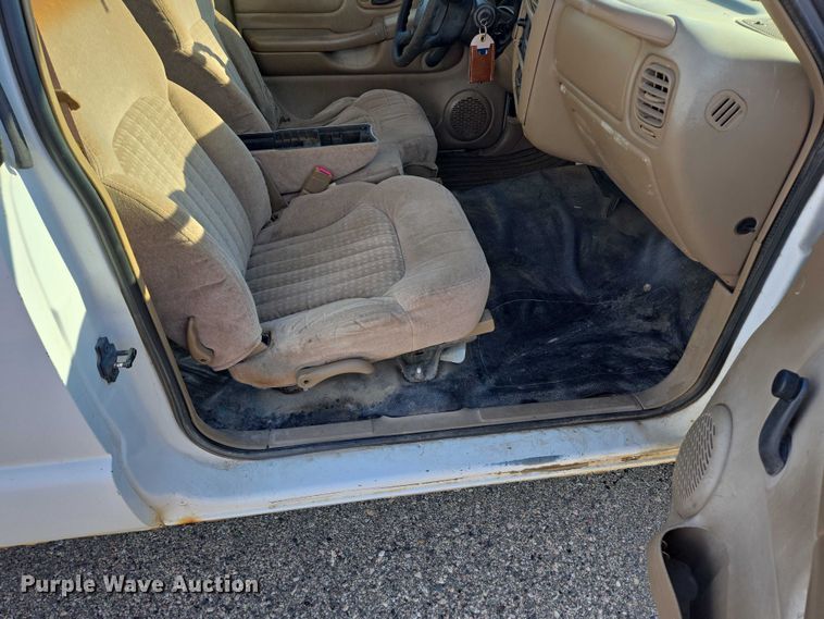 image for item DY1299 2001 Chevrolet S10 Ext. Cab pickup truck