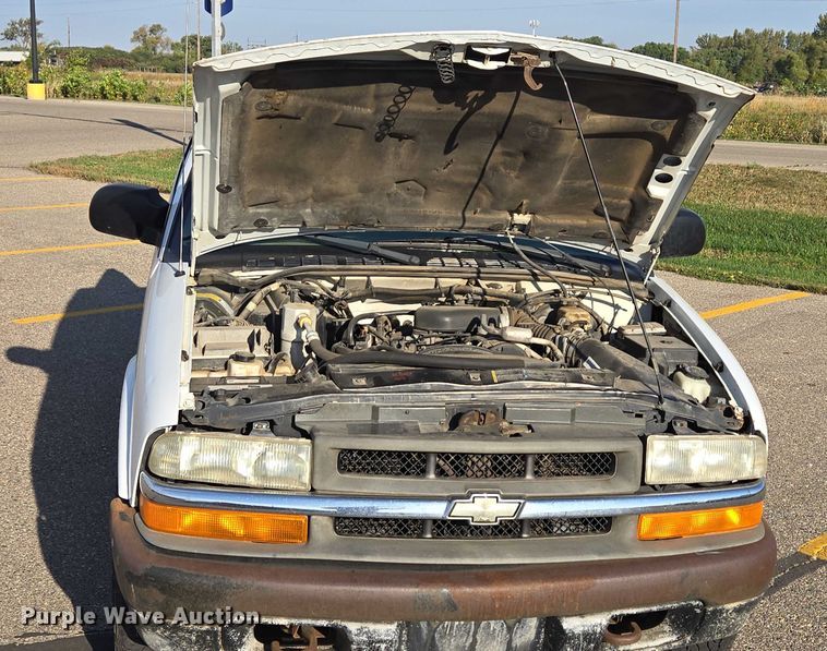 image for item DY1299 2001 Chevrolet S10 Ext. Cab pickup truck