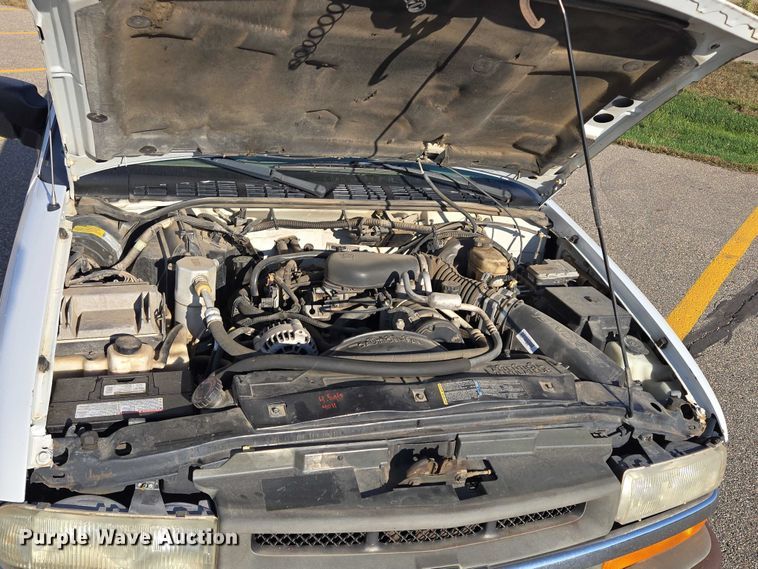 image for item DY1299 2001 Chevrolet S10 Ext. Cab pickup truck