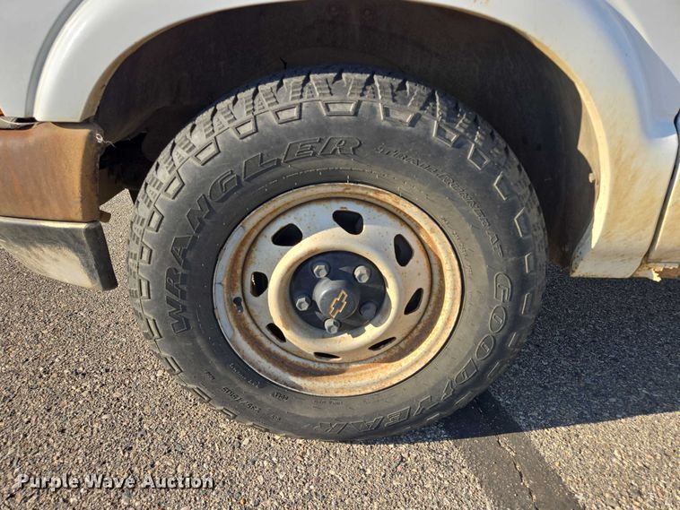 image for item DY1299 2001 Chevrolet S10 Ext. Cab pickup truck