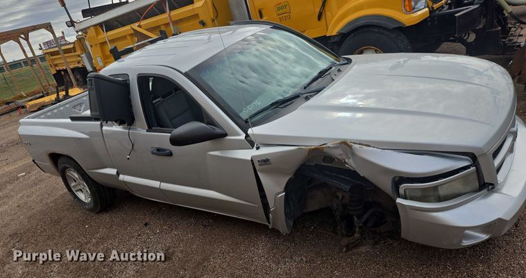 image for item DY1324 2011 Dodge Dakota Ext. Cab pickup truck