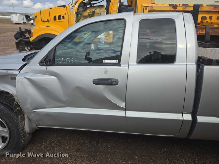 image for item DY1324 2011 Dodge Dakota Ext. Cab pickup truck