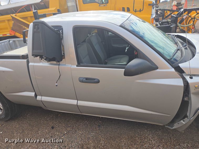 image for item DY1324 2011 Dodge Dakota Ext. Cab pickup truck