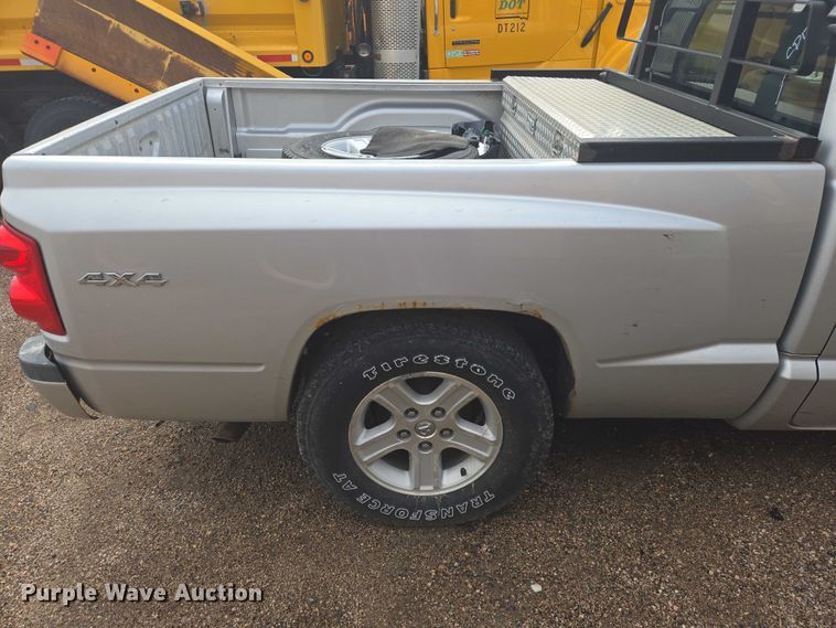 image for item DY1324 2011 Dodge Dakota Ext. Cab pickup truck