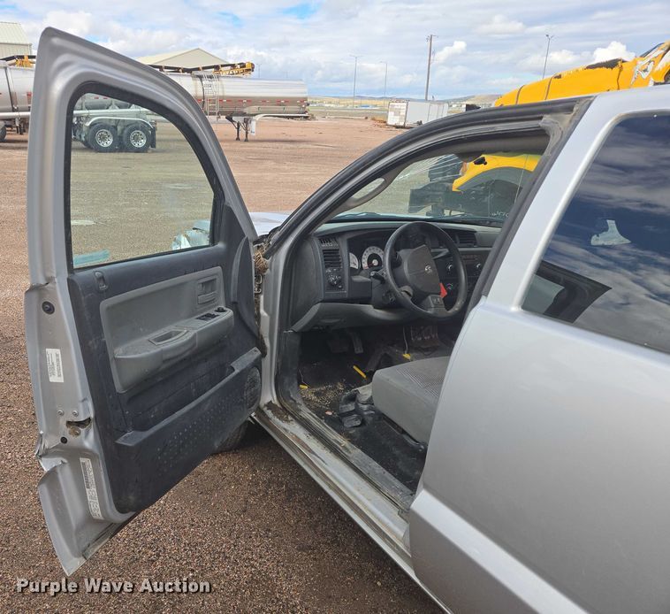 image for item DY1324 2011 Dodge Dakota Ext. Cab pickup truck