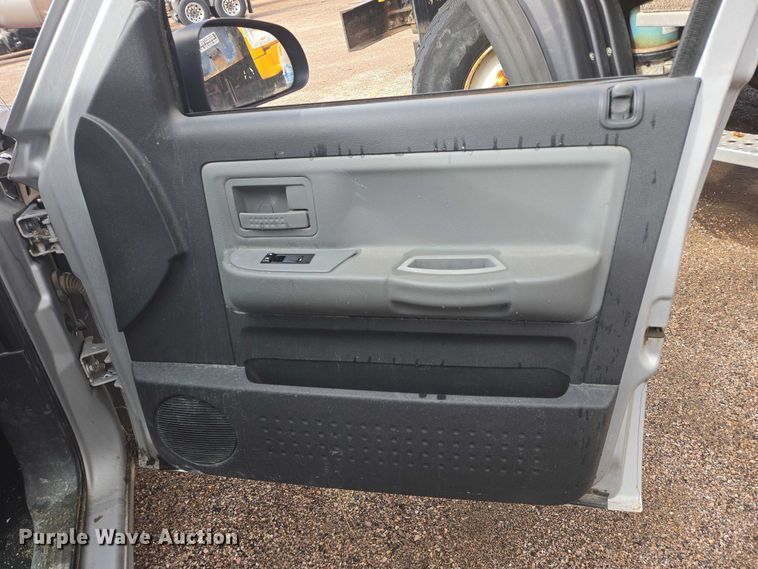 image for item DY1324 2011 Dodge Dakota Ext. Cab pickup truck