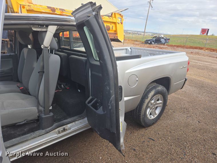 image for item DY1324 2011 Dodge Dakota Ext. Cab pickup truck