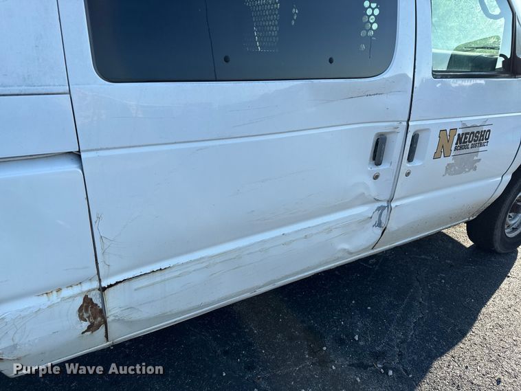 image for item DY8199 2001 Ford E150 van