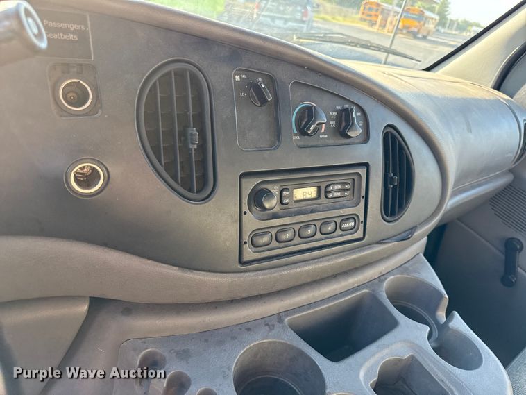 image for item DY8199 2001 Ford E150 van