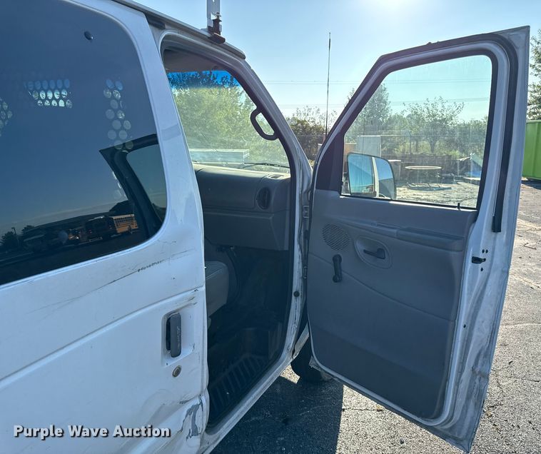 image for item DY8199 2001 Ford E150 van