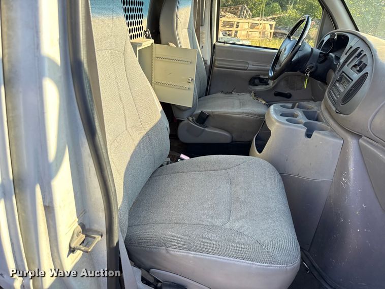 image for item DY8199 2001 Ford E150 van