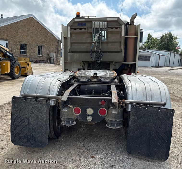 image for item DY8207 1999 Freightliner FLD120 semi truck