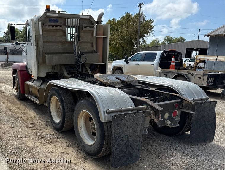 image for item DY8207 1999 Freightliner FLD120 semi truck