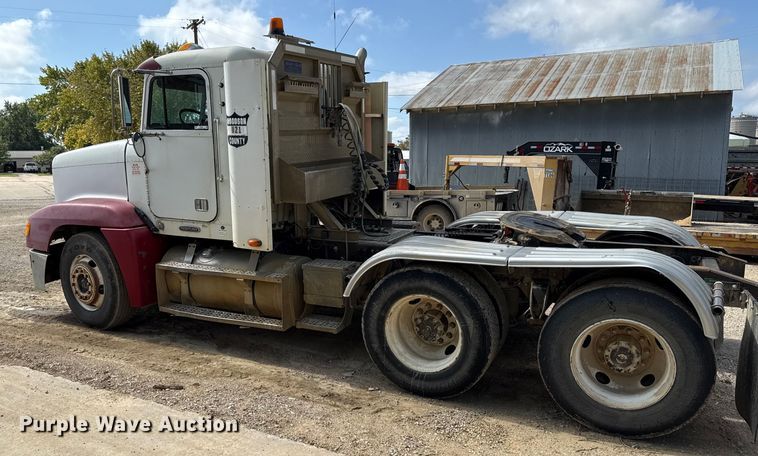 image for item DY8207 1999 Freightliner FLD120 semi truck